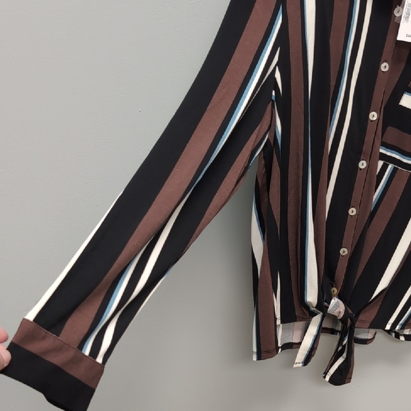 Cleo NWT XXL Button Down Shirt With Front Tie, Pocket And Adjustable Sleeves - Picture 3 of 6